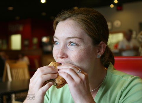 Бутерброд в кафе может прийти с гарниром из поноса