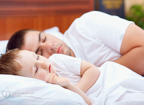 Чем ближе к ребенку спит папа, тем меньше тестостерона у него