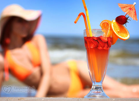 Отдыхаете на пляже, выпиваете? Вот что алкоголь делает с кожей на солнце