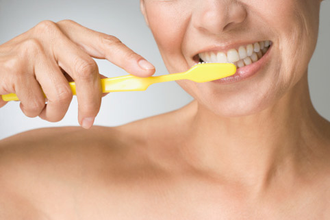 чистка зубов щеткой и зубной пастой