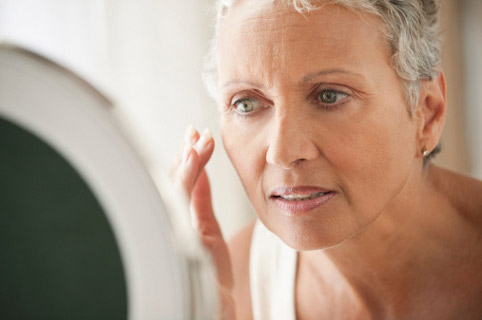 Как защитить кожу лица в период менопаузы